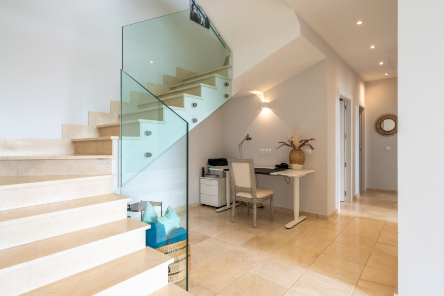 Charmante Villa im modern mediterranen Stil mit fantastischem Meerblick - Flur Erdgeschoss (5966)