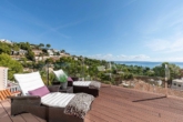 Offene Terrasse mit herrlichem Blick auf das Meer und Umgebung