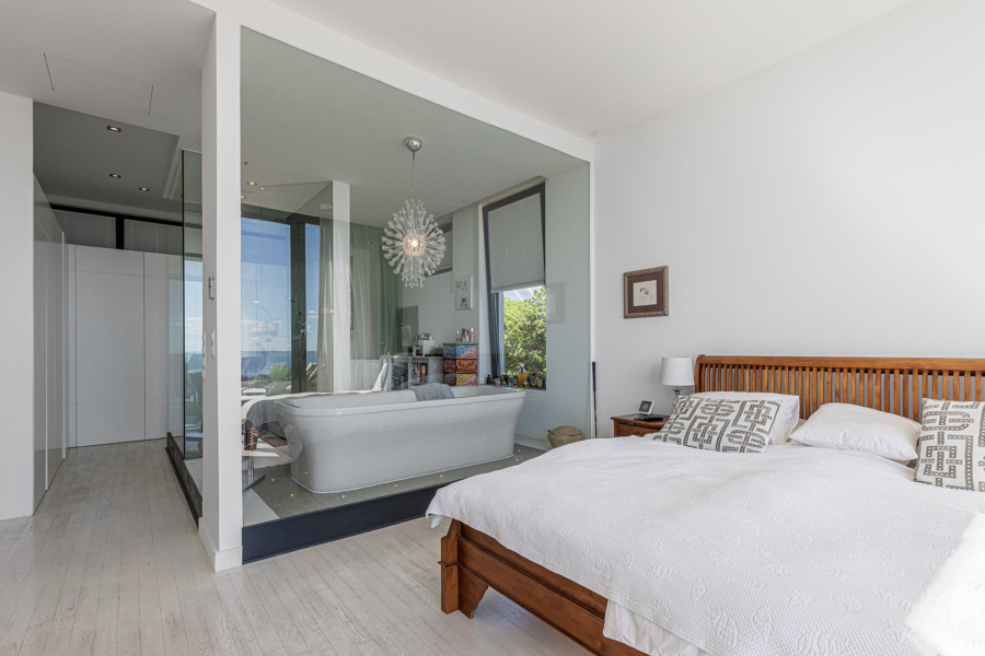 Moderne Villa mit Meerblick in Costa d’en Blanes - Hauptschlafzimmer mit Bad en Suite (4074)
