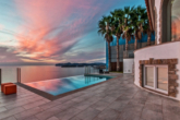 Poolbereich mit Meerblick