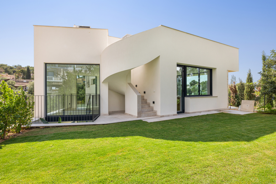 Moderne Neubauvilla mit Pool in Bendinat - Rückfassade (4204)