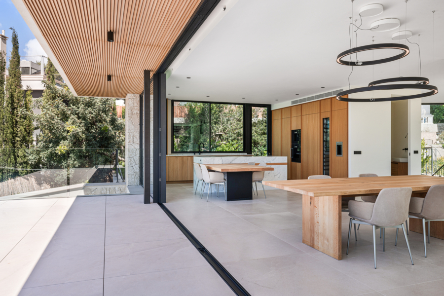 Moderne Neubauvilla mit Pool in Bendinat - Übergang vom Essbereich auf die Terrasse (4193)