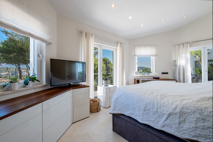 Moderne Luxusvilla in ruhiger Lage in Nova Santa Ponsa - Schlafzimmer 1 (4374)