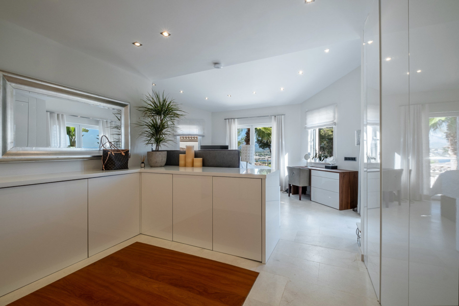 Moderne Luxusvilla in ruhiger Lage in Nova Santa Ponsa - Schlafzimmer 1 (4373)