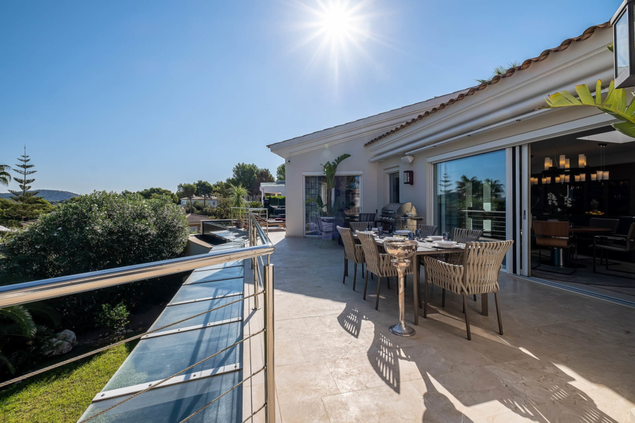 Moderne Luxusvilla in ruhiger Lage in Nova Santa Ponsa - Offener Terrassenbereich (4368)
