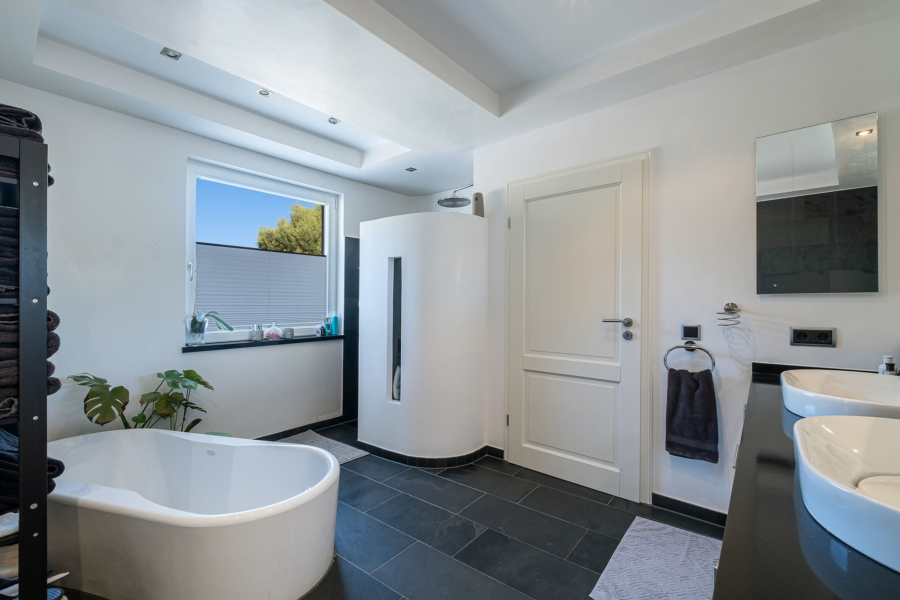 Moderne Luxusvilla in ruhiger Lage in Nova Santa Ponsa - Badezimmer 1 (4375)