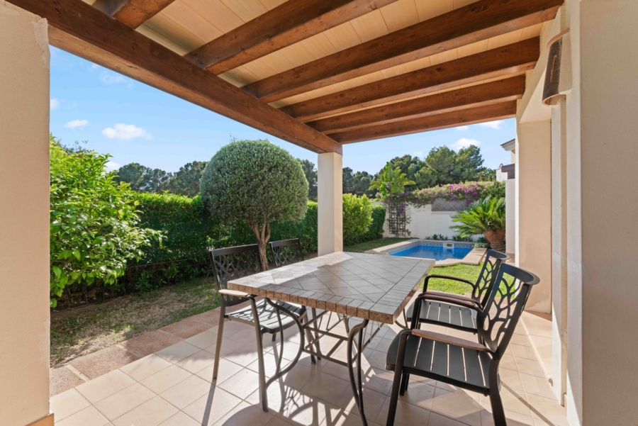 Exklusive Golfvilla mit privatem Pool und schönem Blick - Überdachte Terrasse (6579)