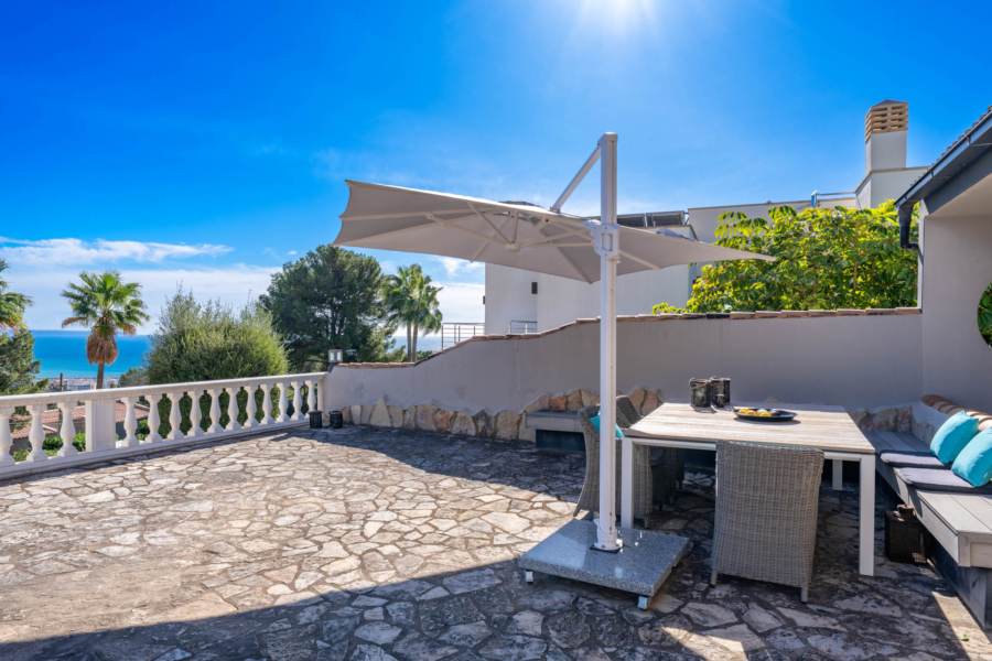 Charmante Meerblickvilla mit Pool und Garten - Vorderer Terrassenbereich (6056)
