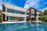 Frontfassade und Pool