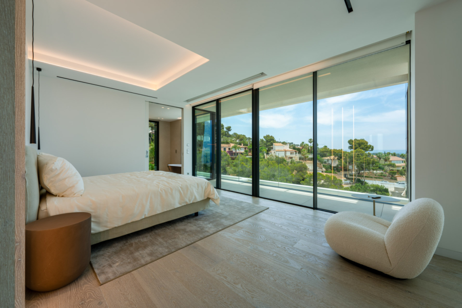 Luxuriöse Designervilla mit grandiosem Meerblick - Hauptschlafzimmer (4224)