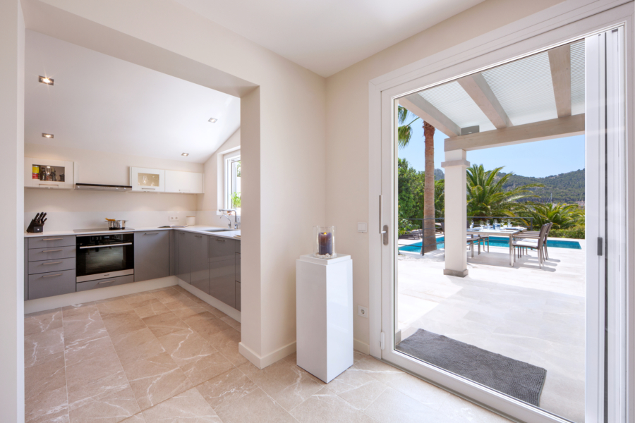 Mediterrane Villa mit Ferienvermietungslizenz und Hafenblick - Zugang zum Aussenbereich (6385)