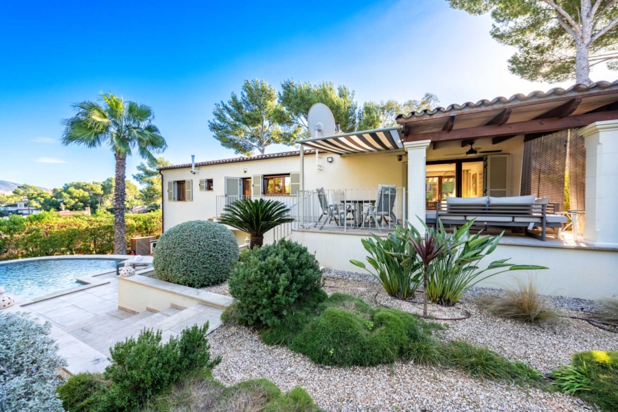 Charmante Villa mit Garten und Pool in begehrter Lage - Überdachte Terrasse, Pool und Garten (5971)