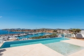 Überlaufpool mit Sonnenterrasse und Blick auf Port Adriano